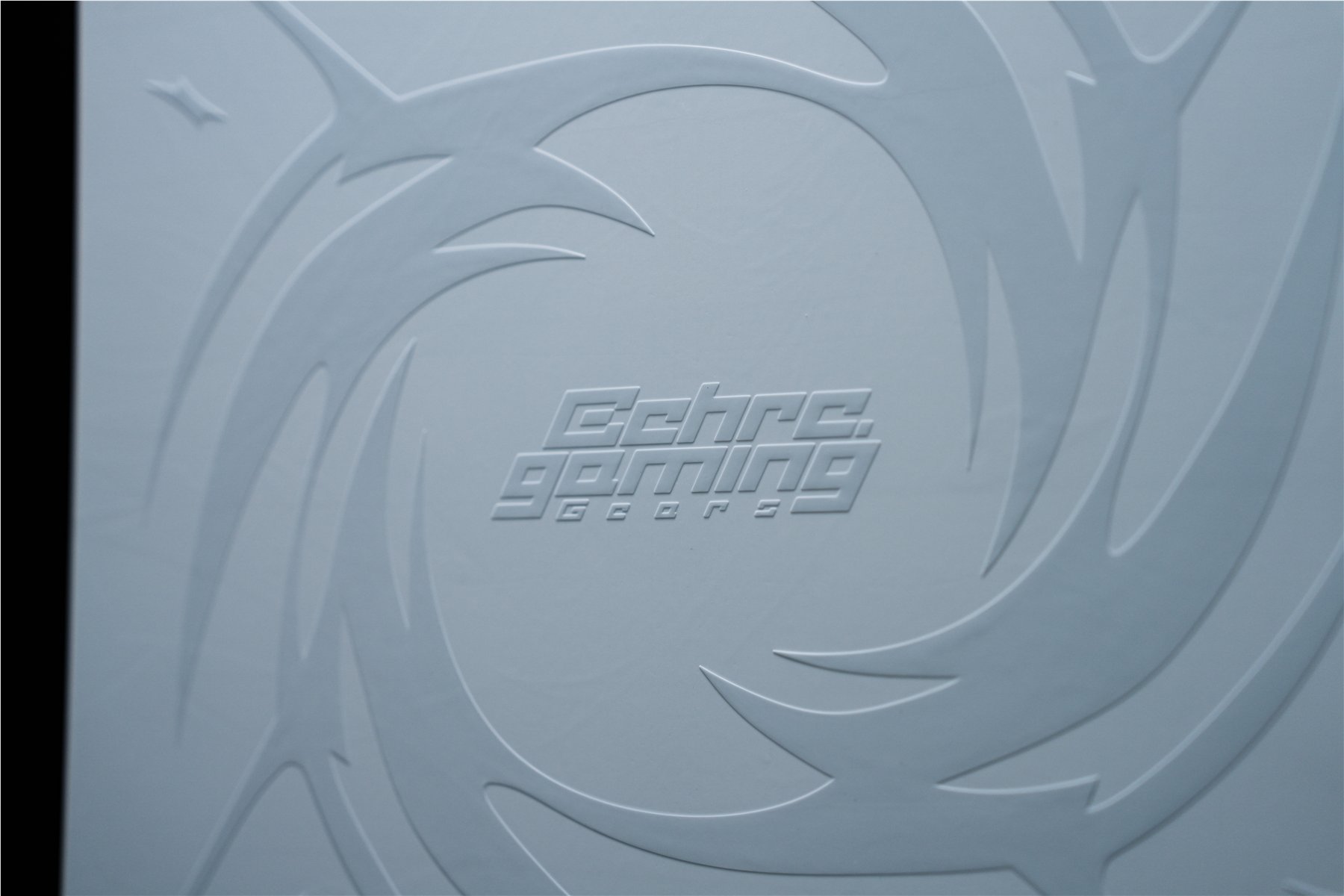 底面的 BehreGaming 标志与周围纹样