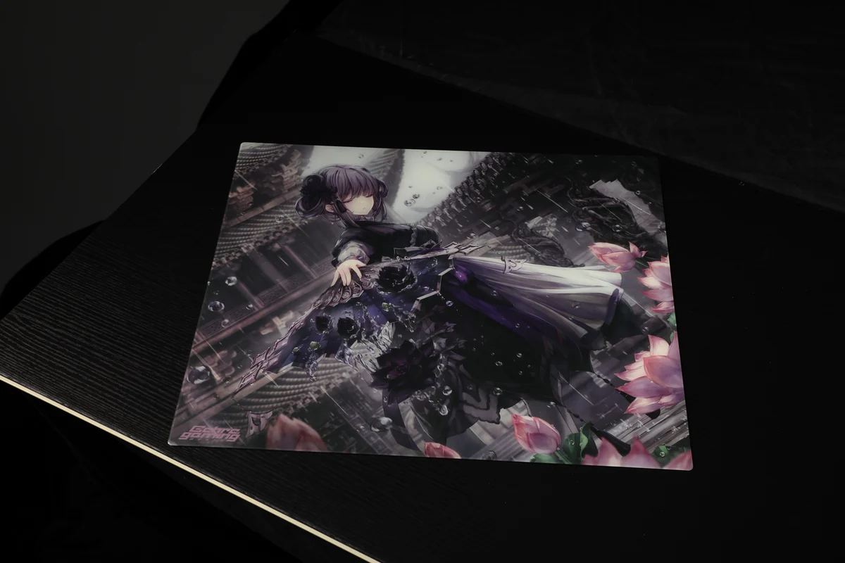 黑莲 V2 置于深色桌面的整体实拍，展示完整玻璃轮廓及正面画作